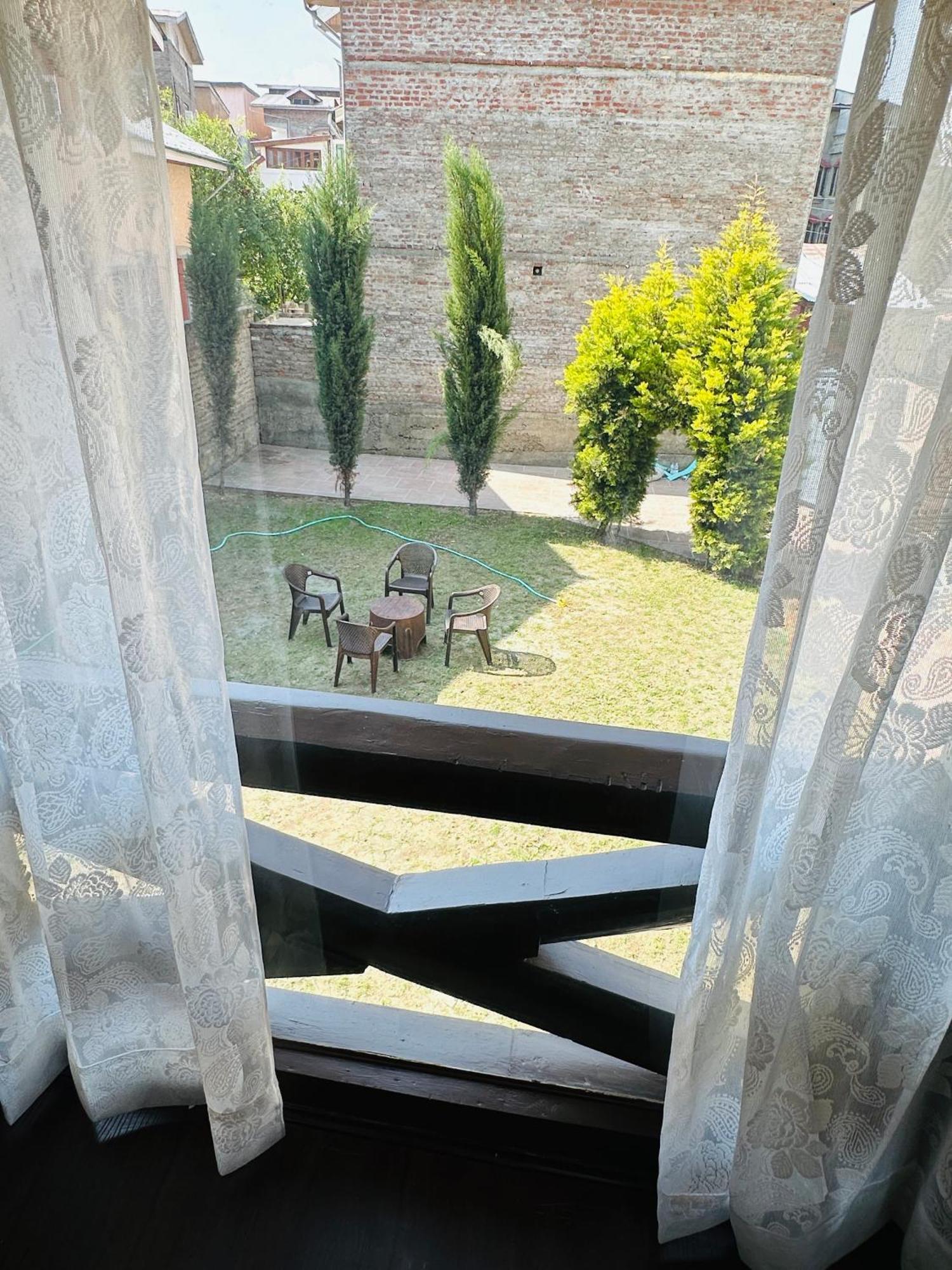 Hotel The Chinar Retreat Hut Srīnagar Exterior foto